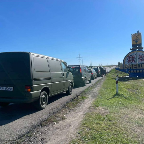 Передали 5 машин для військових з Донецького напрямку