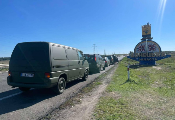 Передали 5 машин для військових з Донецького напрямку