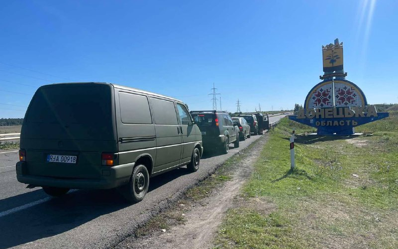 Передали 5 машин для військових з Донецького напрямку