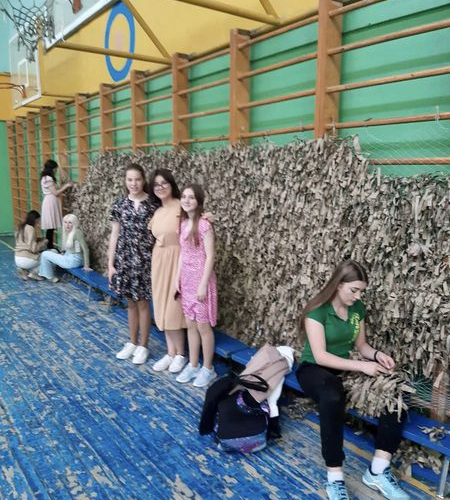 Вчора завітали до Ліцей 24 Івано-Франківської міської ради і мали змогу наблюдати процес плетіння сіток для наших захисників на передовій.