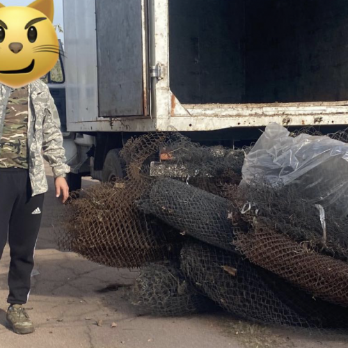 Передали хлопцям сітки для захисту від ворожих дронів