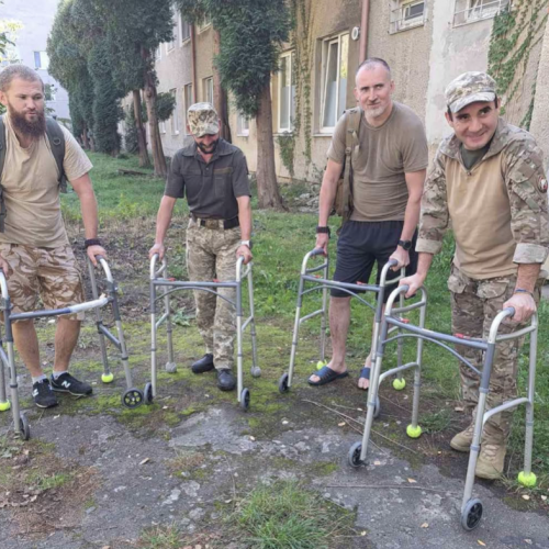 Передали ходулі для наших військових