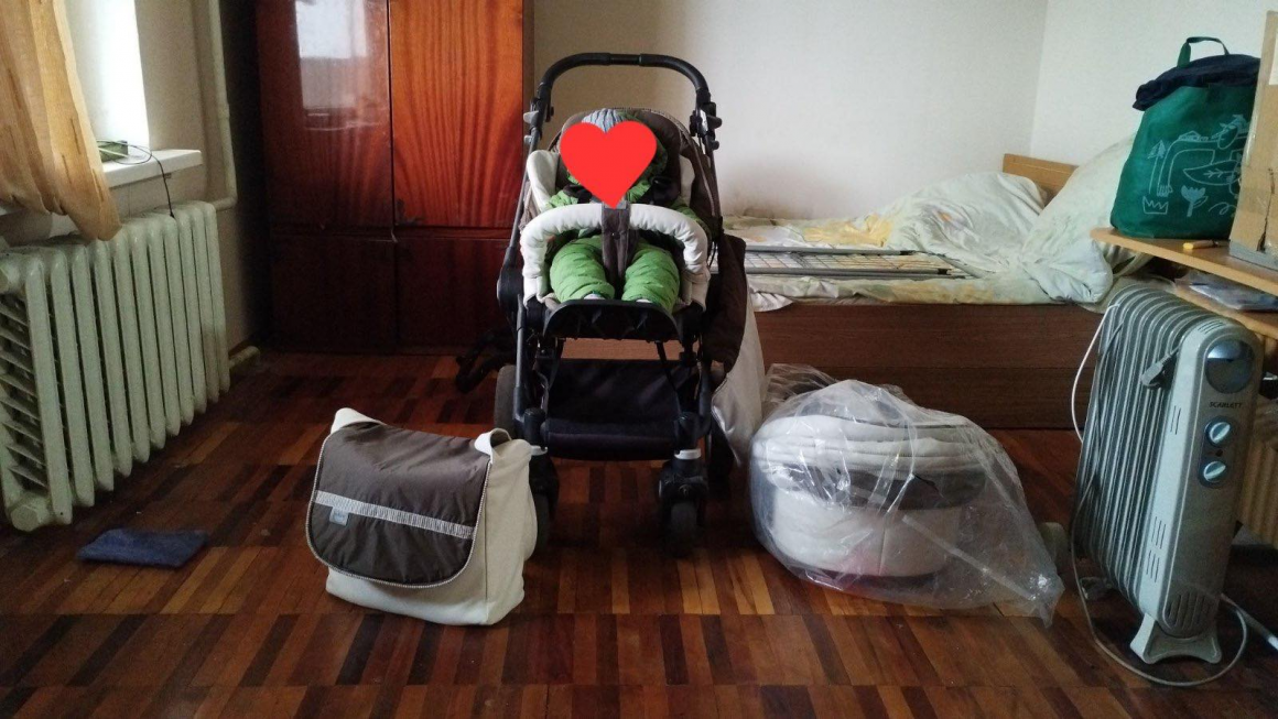 Передали дитячий візочок для родини ВПО