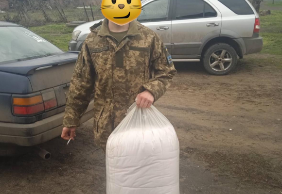 Передали нашим захисникам подушки, покривала, ковдри та вітаміни!
