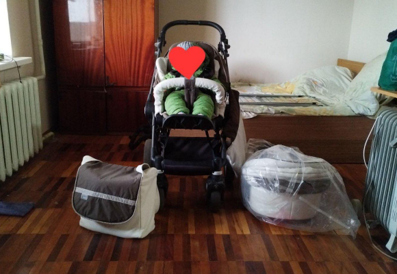 Передали дитячий візочок для родини ВПО