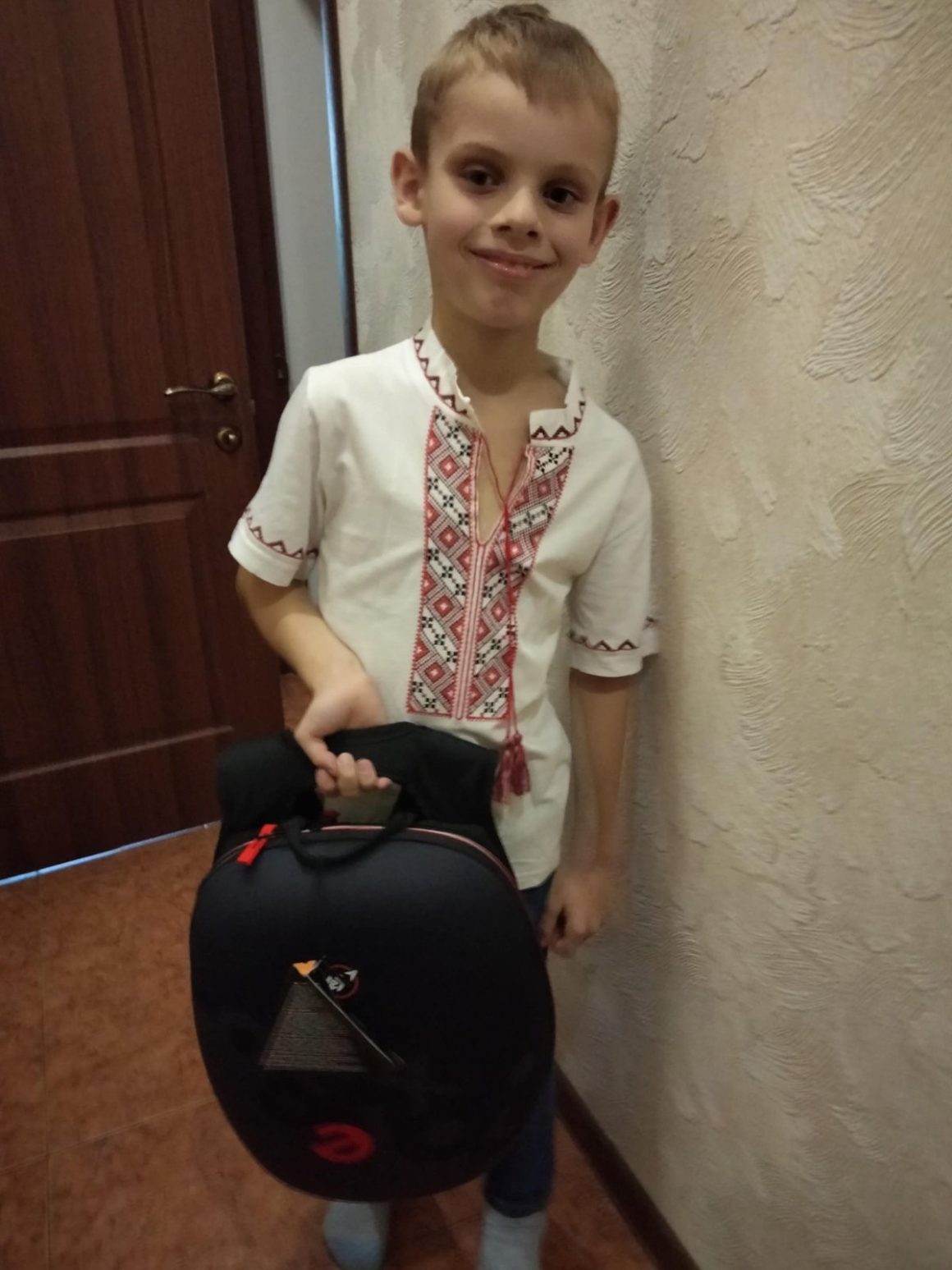 Наша колега-волонтерка Ірина з Дніпропетровщини видавала діткам рюкзаки до 1 вересня.Ми щиро вдячні їй за допомогу та велике серце! 🎒💛