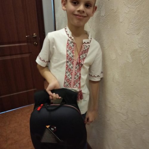 Наша колега-волонтерка Ірина з Дніпропетровщини видавала діткам рюкзаки до 1 вересня.Ми щиро вдячні їй за допомогу та велике серце! 🎒💛
