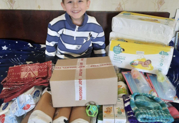 Передали допомогу родині з дитиною Передали допомогу родині з дитиною