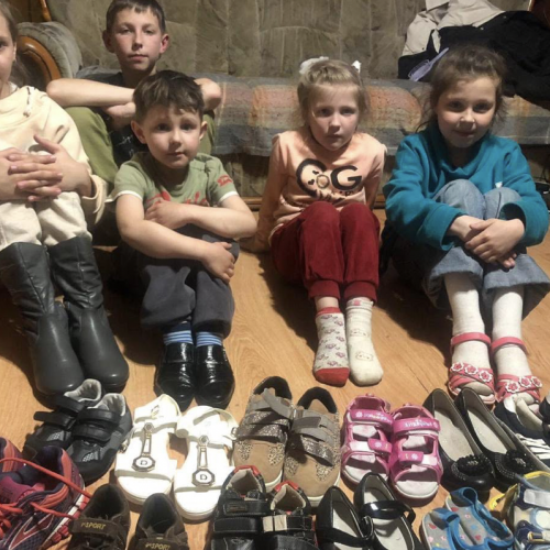 Допомогли взуттям дітям ВПО та потребуючим Допомогли взуттям дітям ВПО та потребуючим