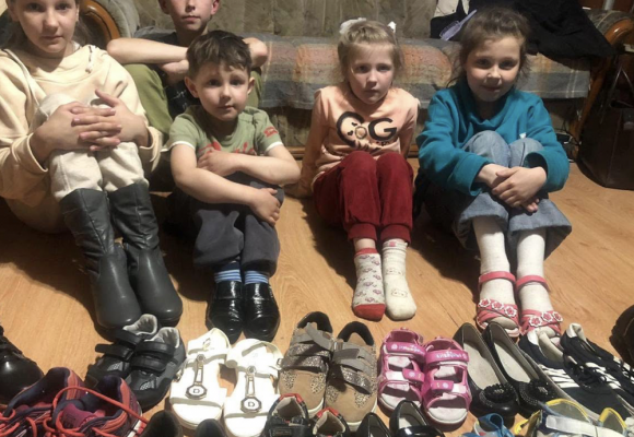 Допомогли взуттям дітям ВПО та потребуючим Допомогли взуттям дітям ВПО та потребуючим